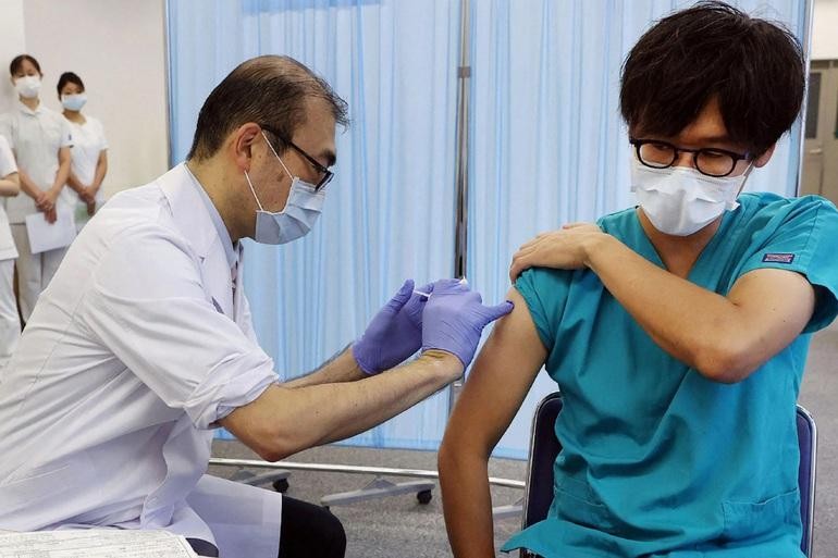 Nhật Bản đang đẩy mạnh tiêm mũi vaccine tăng cường (Ảnh: AFP).