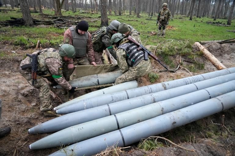 Binh sĩ Ukraine thu được nhiều tên lửa "Uragan" sau trận chiến ở làng Berezivka, Ukraine vào tháng 4/2022 (Ảnh: AP)