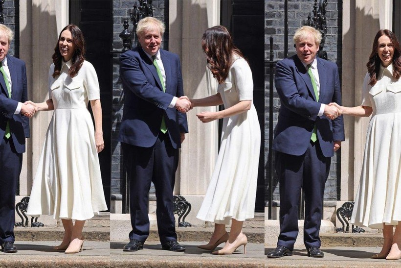 Cú bắt tay đầy uy lực giữa Thủ tướng Anh Boris Johnson và Thủ tướng New Zealand Jacinda Ardern (Ảnh: New Zealand Herald)