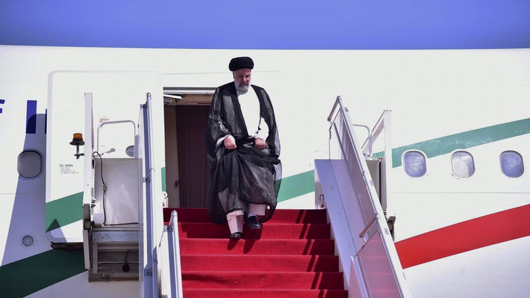 Tổng thống Iran Ebrahim Raisi đến Islamabad, Pakistan ngày 22/4/2024 (Ảnh: AP)