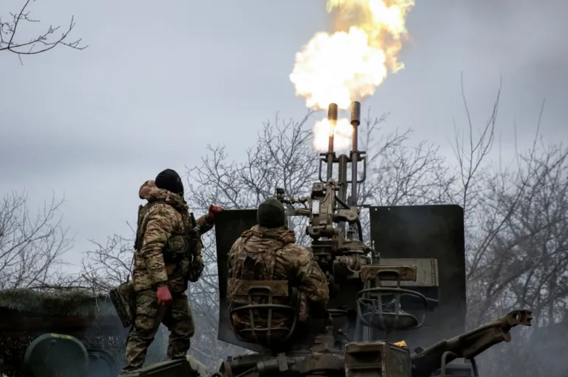 Binh sĩ Ukraine bắn pháo phòng không gần Bakhmut, Ukraine (Ảnh: Reuters)