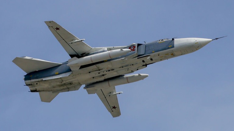Một chiếc Su-24 của Nga bay qua Moscow vào tháng 5/2022 (Ảnh: Getty)