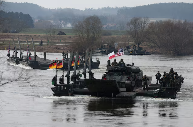 Lính Đức chở lính Mỹ trên xe chiến đấu bộ binh M2 Bradley băng qua sông Vistula trong cuộc tập trận "Steadfast Defender" 2024 của NATO, tại Korzeniewo, Ba Lan, ngày 4/3/2024 (Ảnh: Reuters)