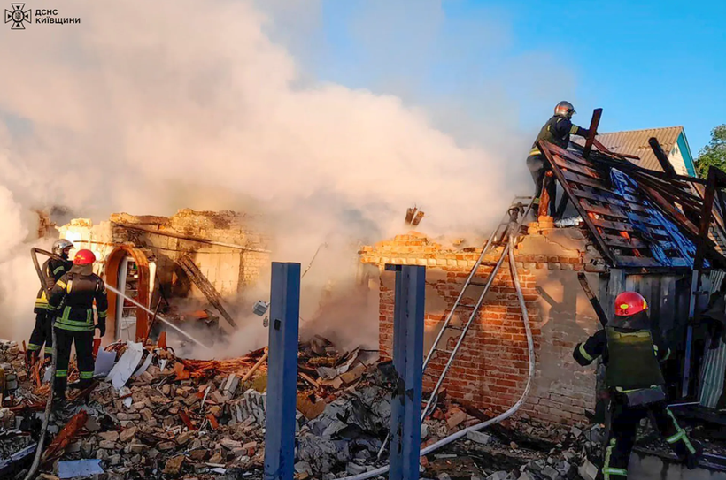 Nhân viên cứu hộ làm việc tại một tòa nhà bị phá hủy trong đòn tấn công (Ảnh: AP)