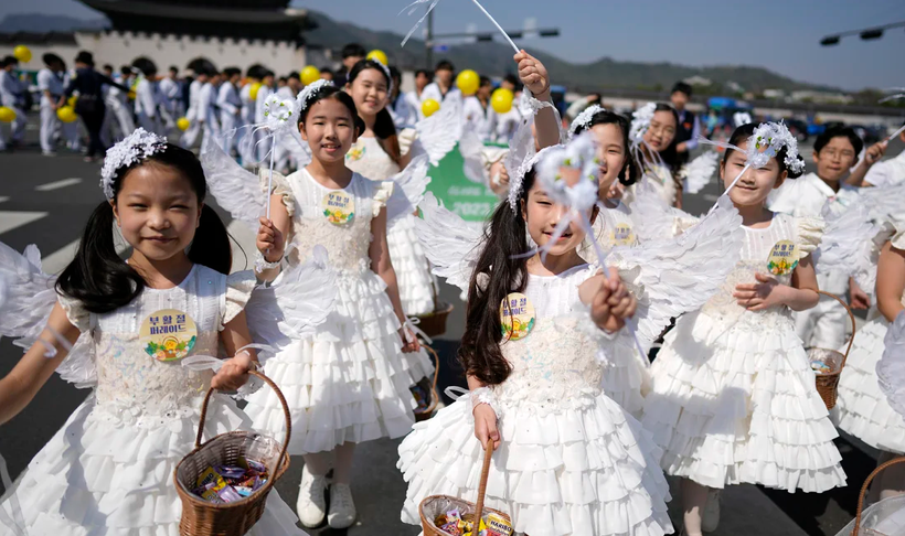 Trẻ em hóa trang thành thiên thần diễu hành trong cuộc diễu hành Phục sinh ở Seoul, Hàn Quốc, vào ngày 9/4/2023 (Ảnh: AP)