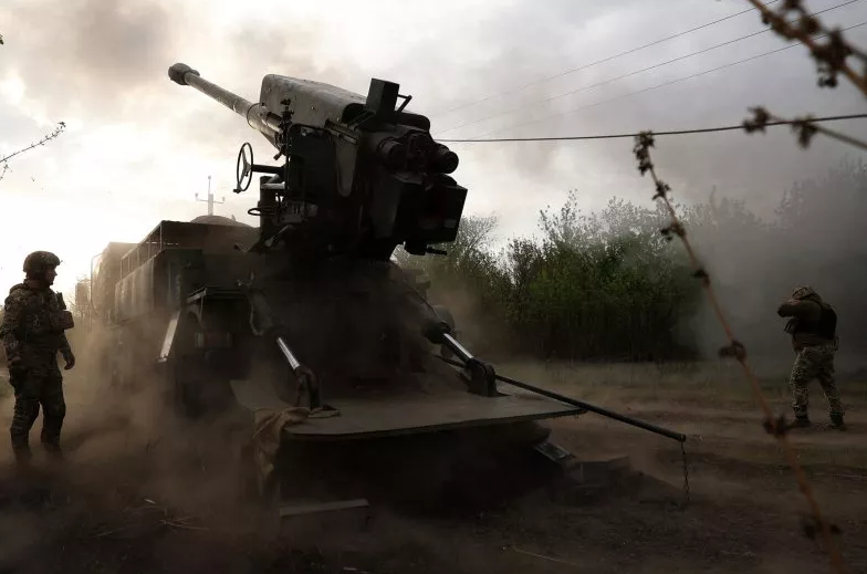 Pháo thủ Ukraine dùng lựu pháo bắn vào một vị trí của Nga ở khu vực Kharkiv ngày 21/4 (Ảnh: Reuters)