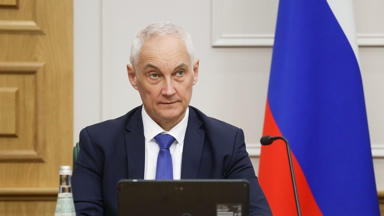 Ứng cử viên Bộ trưởng Quốc phòng Nga Andrei Belousov phát biểu trong cuộc họp của Ủy ban Quốc phòng và An ninh của Hội đồng Liên bang tại Moscow, Nga (Ảnh: RT)