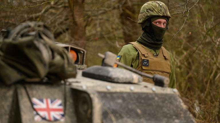 Một binh sĩ Ukraine đang huấn luyện trên hệ thống pháo tự hành 155mm ở miền Nam nước Anh, ngày 21/2/2023 (Ảnh: Getty)