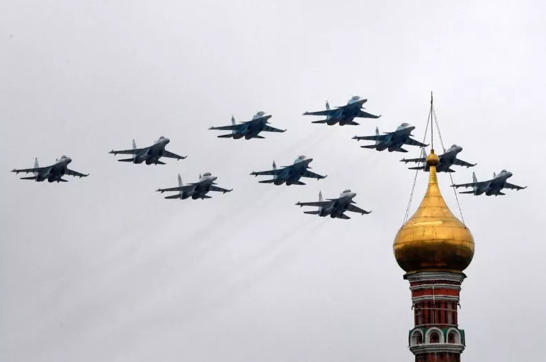 Các máy bay chiến đấu của Nga, bao gồm cả Su-30SM, bay theo đội hình trên trung tâm Moscow vào ngày 9/5/2021 (Ảnh: Getty)