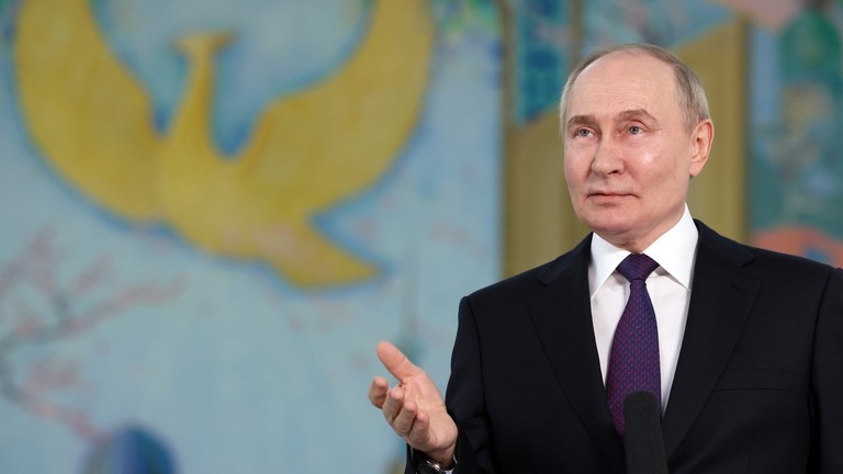Tổng thống Nga Vladimir Putin trả lời câu hỏi của truyền thông Nga sau chuyến thăm cấp nhà nước tới Uzbekistan, ngày 28/5 (Ảnh: Sputnik)