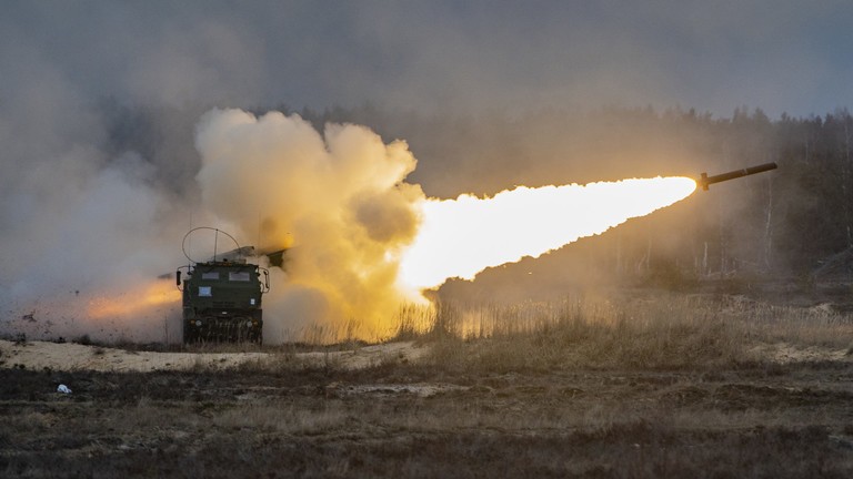 Lục quân Mỹ phóng tên lửa từ hệ thống HIMARS trong quá trình huấn luyện bắn đạn thật tại Khu huấn luyện Adazi (Ảnh: Getty)