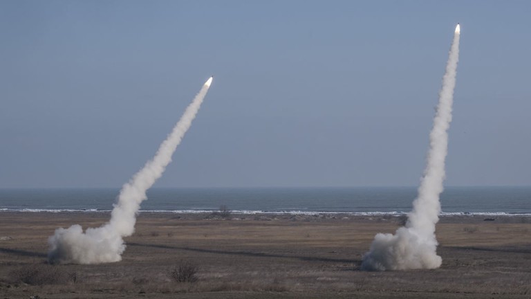 Lực lượng Mỹ và Romania phóng tên lửa HIMARS trong cuộc tập trận quân sự của NATO ở Constanta, Romania, ngày 9/2/2023 (Ảnh: Getty)