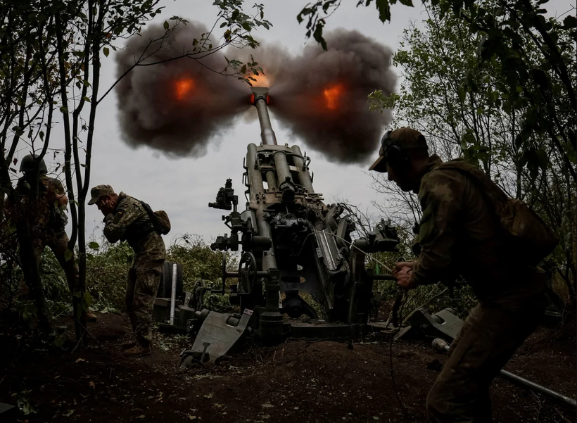 Quân nhân Ukraine khai hỏa pháo M777 Howitzer ở một khu vực tiền tuyến (Ảnh: CNN)