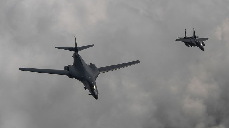 Máy ném bom B-1B Lancer của Không quân Mỹ (trái) cùng chiến đấu cơ F-15K của Hàn Quốc (Ảnh: Getty)