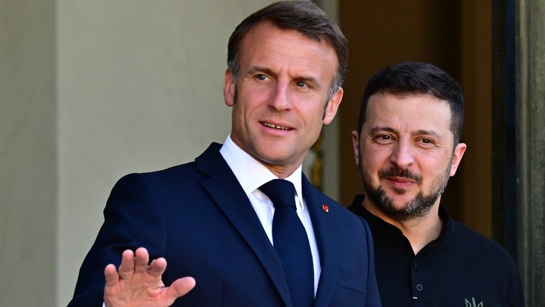 Tổng thống Pháp Emmanuel Macron tiếp đón Tổng thống Ukraine Volodymyr Zelensky của Ukraine tại Điện Elysee vào ngày 7/6 (Ảnh: Getty)