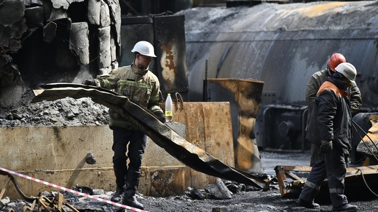 Lực lượng cứu hộ và công nhân dọn dẹp các mảnh vỡ trong phòng tuabin sau cuộc tấn công vào một nhà máy điện ở một địa điểm không được tiết lộ ở Ukraine (Ảnh: AFP)