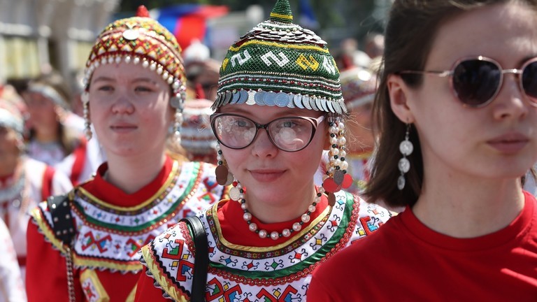 Người tham dự mặc trang phục dân tộc trong lễ hội văn hóa Chuvash ở Moscow, Nga vào ngày 15/6/2024 (Ảnh: Sputnik)