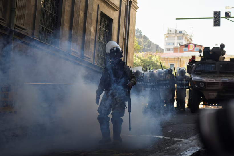 Một thành viên của lực lượng cảnh sát vũ trang đi giữa hơi cay khi Tổng thống Bolivia Luis Arce "tố cáo việc huy động bất thường" một số đơn vị quân đội nước này tại La Paz, Bolivia ngày 26/6 (Ảnh: Reuters)