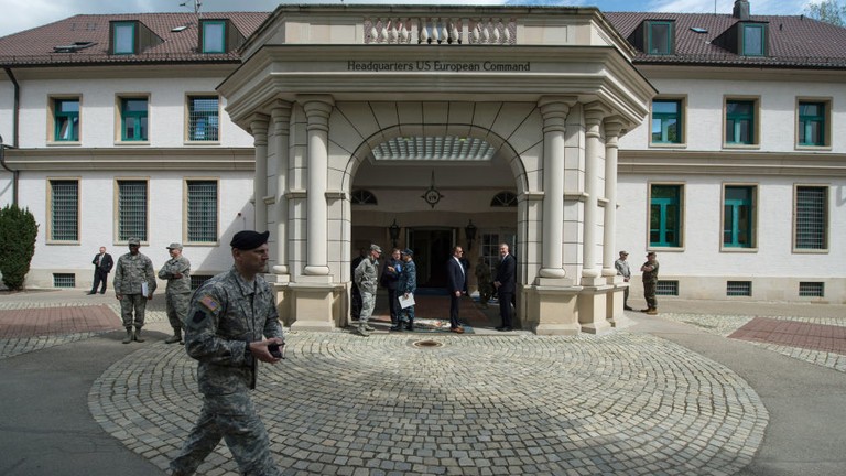 Các thành viên của lực lượng vũ trang Mỹ đi ngang qua trụ sở tại Patch Barracks ở Stuttgart, Đức (Ảnh: Getty)