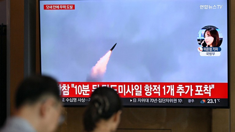 Người dân Hàn Quốc xem bản tin về vụ thử tên lửa của Triều Tiên, tại một nhà ga xe lửa ở Seoul vào ngày 1/7/2024 (Ảnh: AFP)