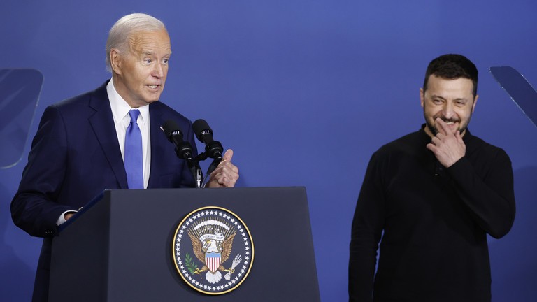 Tổng thống Mỹ Joe Biden và Tổng thống Ukraine Volodymyr Zelensky tham gia lễ khởi động Hiệp ước Ukraine tại Hội nghị thượng đỉnh NATO 2024 vào ngày 11/7 (Ảnh: Getty)