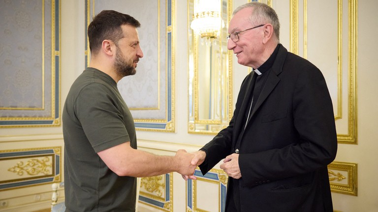 Tổng thống Zelensky (trái) chào đón Đức Hồng Y Pietro Parolin tại Kiev (Ảnh: AFP)