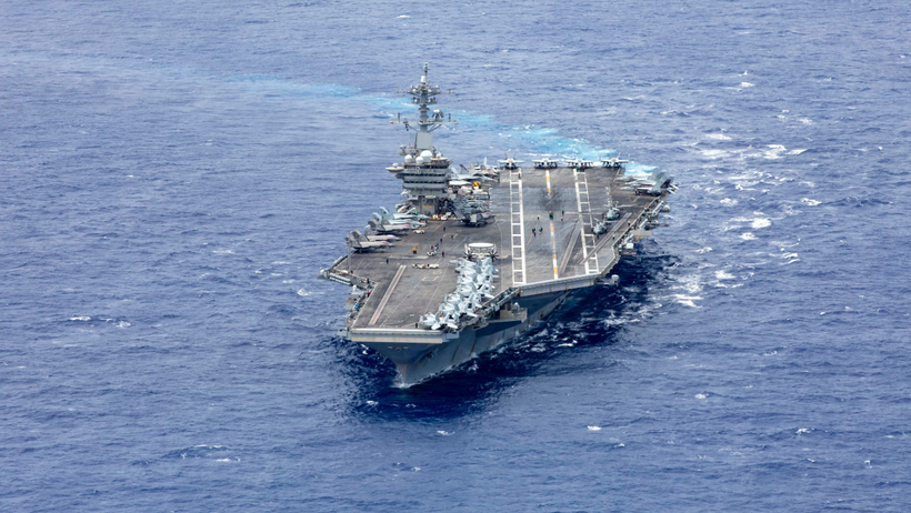 Tàu sân bay lớp Nimitz USS Abraham Lincoln (CVN 72) trên biển Thái Bình Dương (Ảnh: CNN)