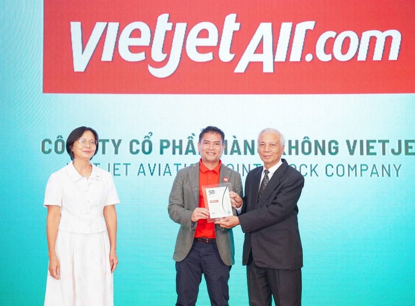 Ông Nguyễn An Di, Giám đốc Nhân sự Vietjet (giữa), nhận giải thưởng tôn vinh Top 50 doanh nghiệp phát triển bền vững từ ban tổ chức