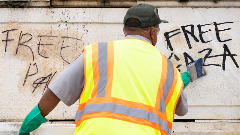 Các nhân viên Dịch vụ Công viên Quốc gia ở Mỹ cố gắng xóa những bức vẽ graffiti ủng hộ Palestine sau một cuộc biểu tình, ngày 25/7 (Ảnh: Getty)