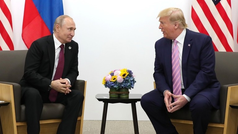 Tổng thống Mỹ Donald Trump gặp Tổng thống Nga Vladimir Putin tại Osaka, Nhật Bản vào tháng 6/2019 (Ảnh: Getty)