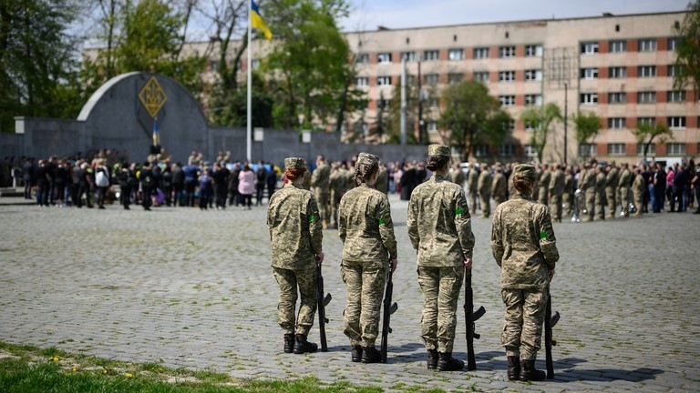 Một nữ quân nhân trong vị trí lính danh dự tại một đám tang ở Lviv, Ukraine (Ảnh: Getty)