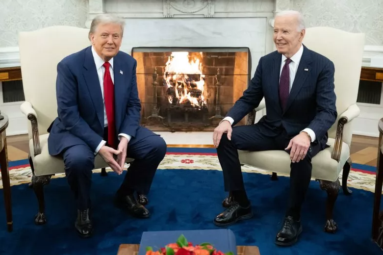 Tổng thống đắc cử Mỹ Donald Trump và Tổng thống Joe Biden tại Phòng Bầu dục của Nhà Trắng ở Washington, DC vào ngày 13/11 (Ảnh: AFP)