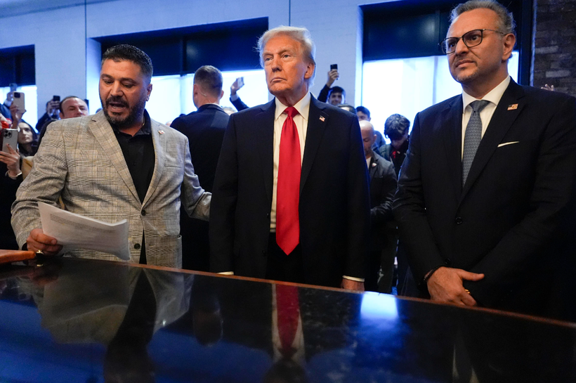 Ông Donald Trump và thông gia Massad Boulos (phải). Ảnh: Yahoo News.