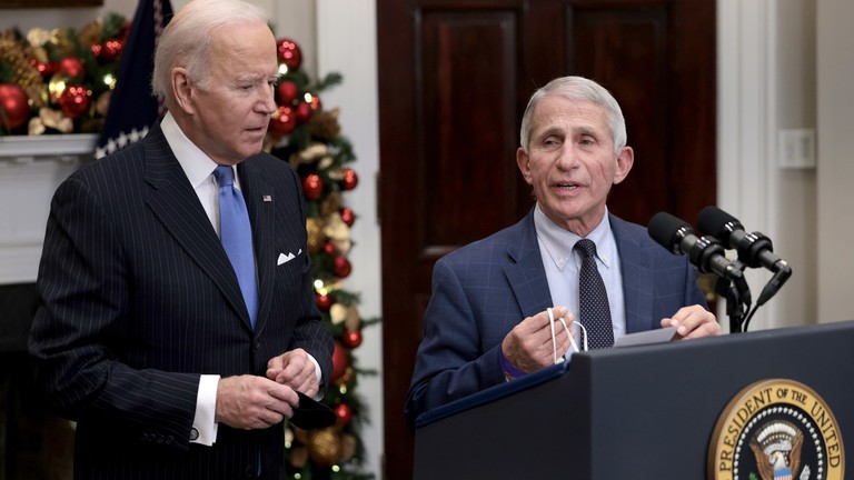 Tổng thống Mỹ Joe Biden và Tiến sĩ Anthony Fauci tại Nhà Trắng, ngày 29/11/2021. Ảnh: Getty.