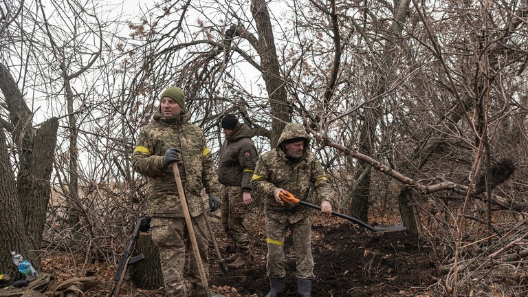 Binh lính Ukraine đang đào hầm trú ẩn, ngày 4/12. Ảnh: Getty.