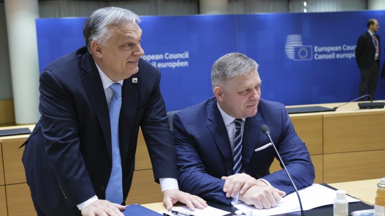 Thủ tướng Hungary Viktor Orban (trái) và Thủ tướng Slovakia Robert Fico tại trụ sở Hội đồng EU, Brussels, Bỉ ngày 22/3. Ảnh: Getty.