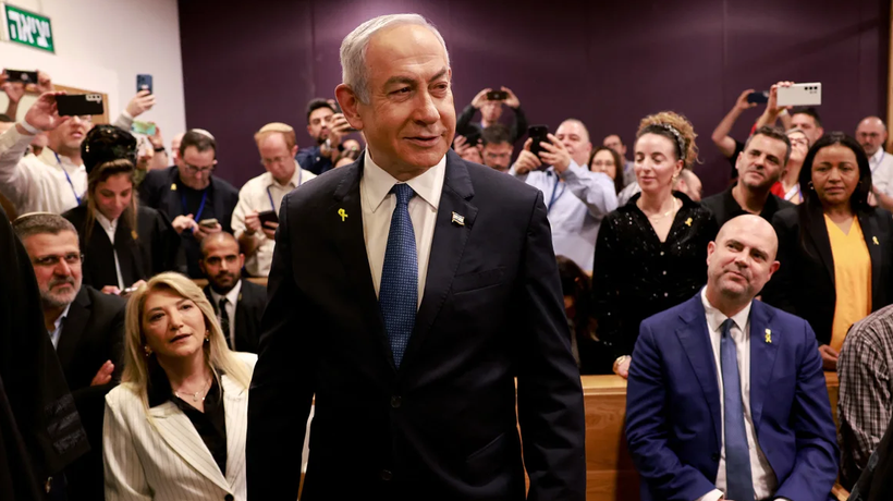 Thủ tướng Israel Benjamin Netanyahu xuất hiện tại phòng xử án ở Tel Aviv vào ngày 10/12 để tự bào chữa trước cáo buộc tham nhũng. Ảnh: Reuters.