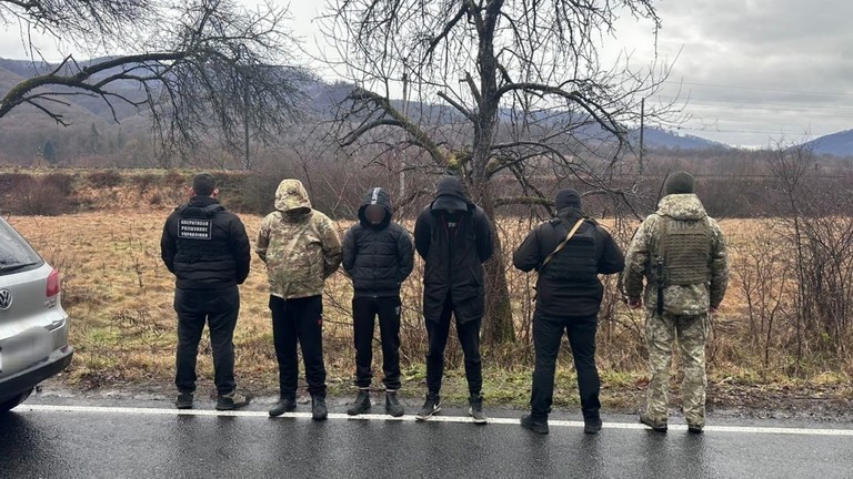 Những kẻ buôn người và trốn quân dịch bị bắt giữ tại biên giới với Slovakia vào ngày 26/12. Ảnh: RT.