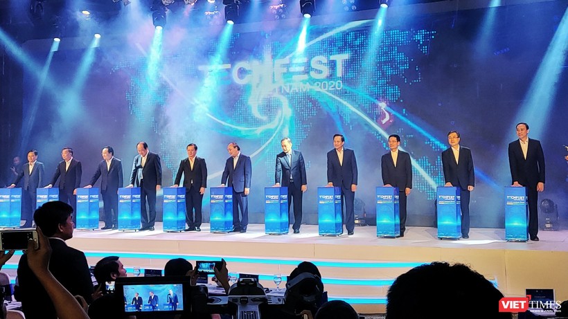 Đại diện các cơ quan Chính phủ bấm nút khai mạc TECHFEST 2020.