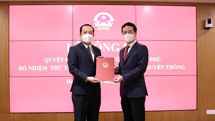 Ông Nguyễn Mạnh Hùng - Ủy viên Trung ương Đảng, Bộ trưởng Bộ TT&TT - trao Quyết định của Thủ tướng Chính phủ cho tân Thứ trưởng Phạm Đức Long. Ảnh: mic.gov.vn.