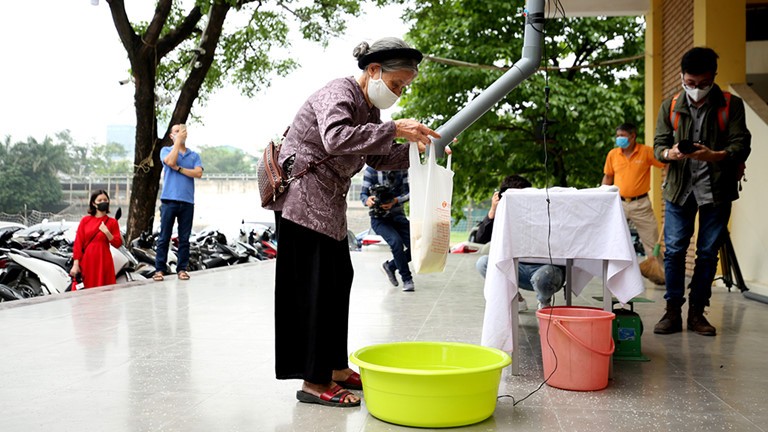 Cộng đồng gom góp gạo, thực phẩm chia sẻ với những người có hoàn cảnh khó khăn trong đại dịch covid-19- Ảnh internet.