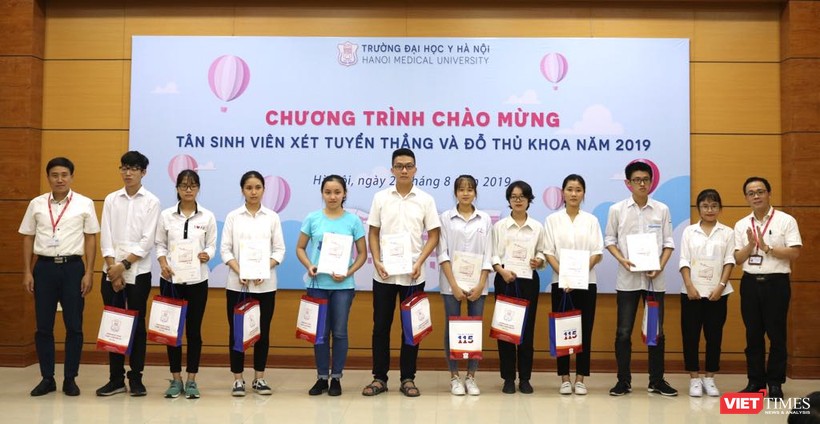 Top 10 thủ khoa các ngành của Trường Đại học Y Hà Nội. Ảnh: Minh Thúy