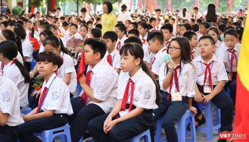 Học sinh trong ngày nhập học. Ảnh: Minh Thúy