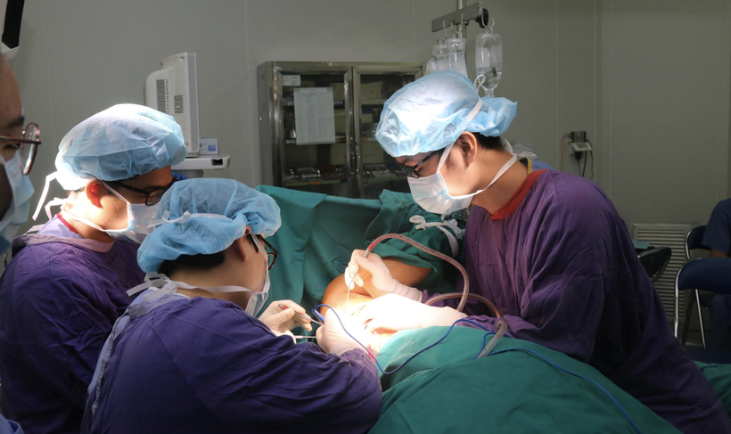 Các bác sĩ tại Bệnh viện Hữu nghị Việt Đức phẫu thuật tái tạo lại bộ ngực cho chị L. (Ảnh: BVCC) 
