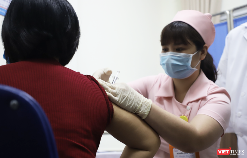 Nhân viên y tế tiêm vaccine COVID-19 cho người dân (Ảnh - Minh Thuý) 