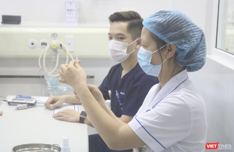 Nhân viên y tế chuẩn bị tiêm vaccine phòng COVID-19 của AstraZeneca (Ảnh - Minh Thuý) 