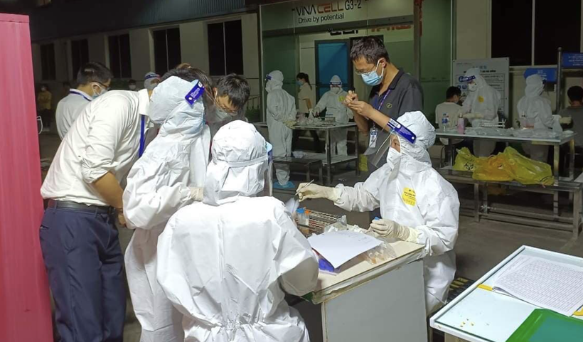 Nhân viên y tế lấy mẫu xét nghiệm COVID-19 cho ngừoi dân (Ảnh - BYT) 
