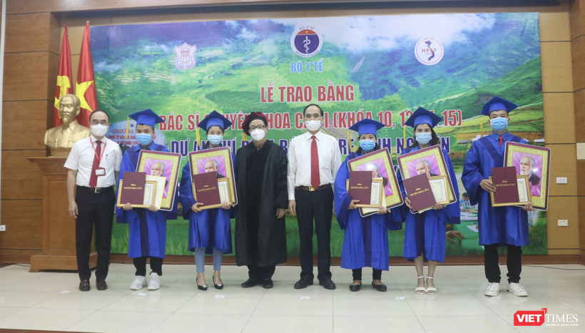 GS.TS. Tạ Thành Văn và TS. Phạm Văn Tác trao bằng tốt nghiệp cho các học viên (Ảnh - Minh Thuý) 