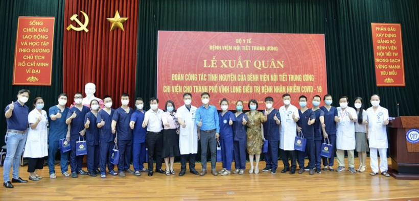 Lễ xuất quân đoàn công tác tình nguyện của Bệnh viện Nội tiết Trung ương chi viện cho Vĩnh Long chống dịch COVID-19 (Ảnh - BVCC)