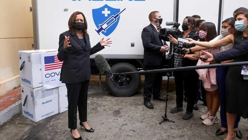 Phó Tổng thống Mĩ Kamala Harris tới Viện Vệ sinh Dịch tễ Trung ương sáng nay (Ảnh: Reuters)